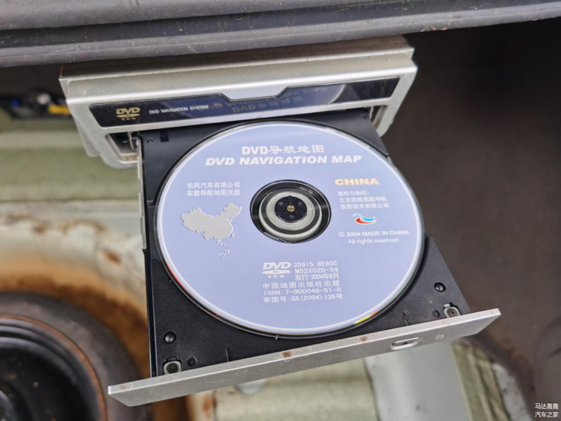 里面放着一张地图导航，连接着中控的机头。