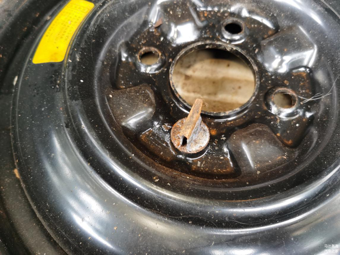 固定备胎的螺丝也锈死在上面，我们喷了除锈剂，等拧动了再去清理。