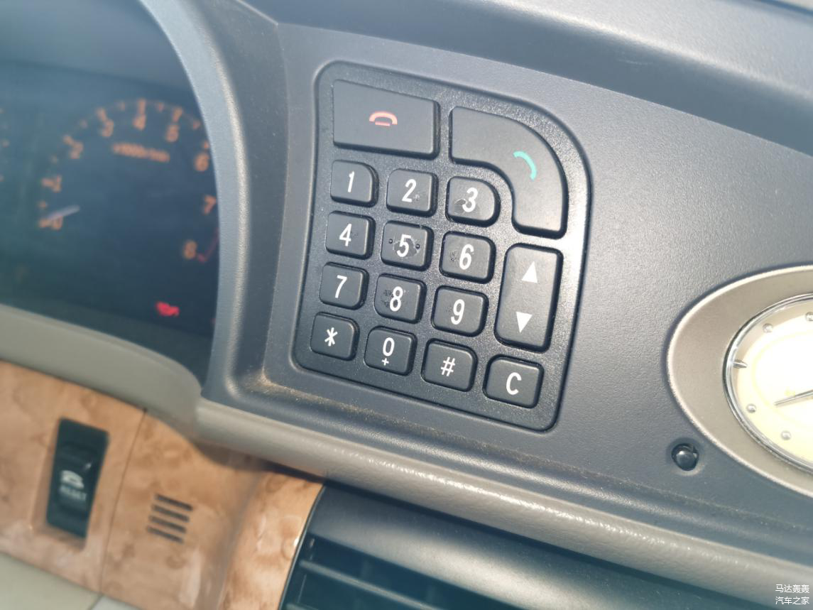 旁边是一个拨号器，连接手机蓝牙功能就能拨号。