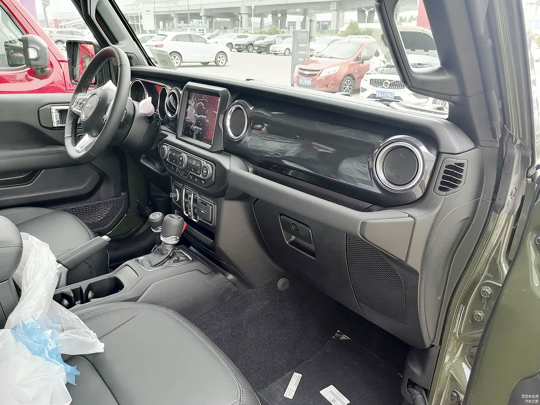 内饰整体上没有轿车的精致，但是在SUV里面还算不错