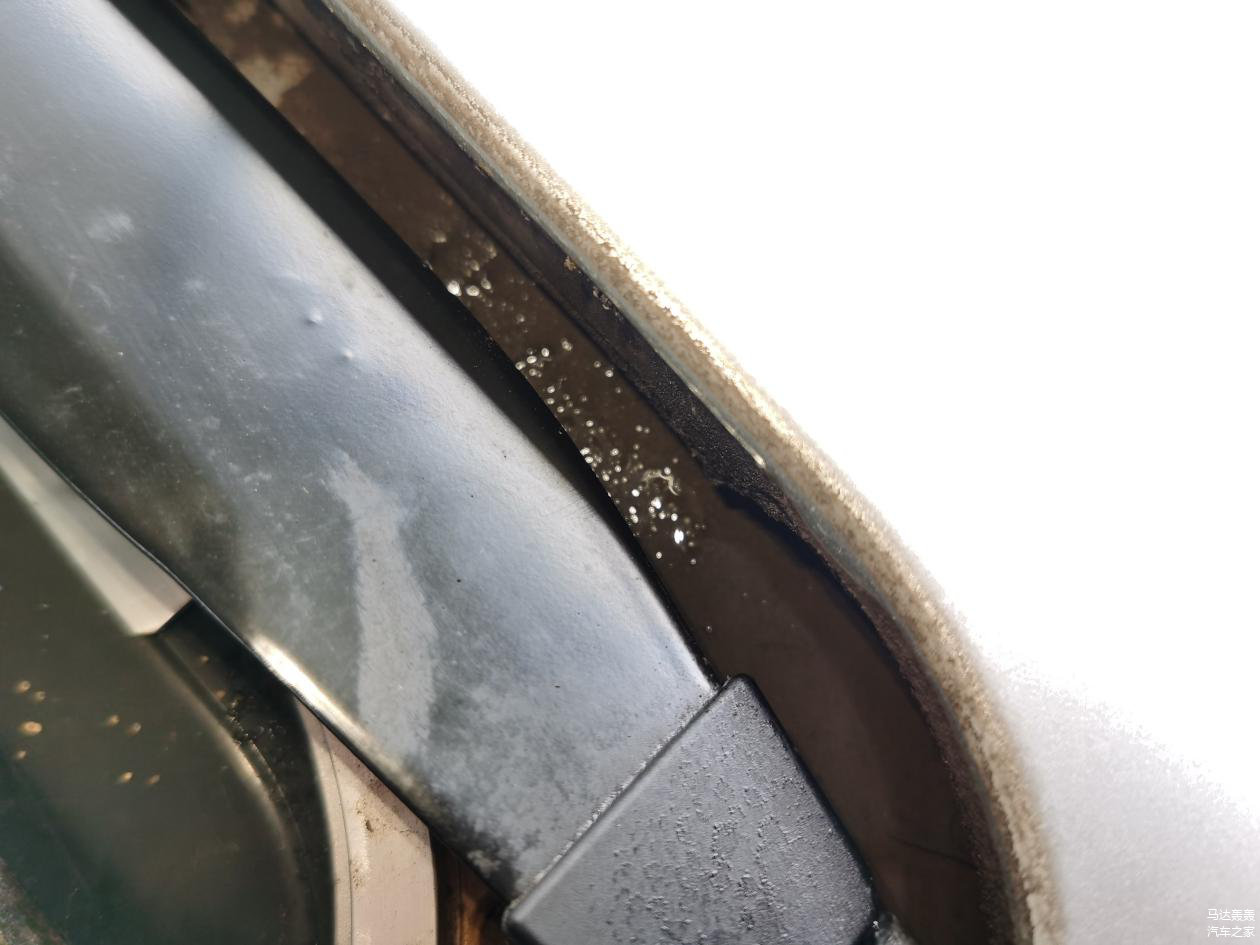 天窗也因为长时间没清理疏通。