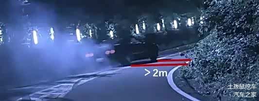 中里毅的GTR距离排水沟有相当距离（2米以上）