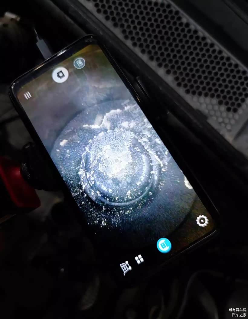 三缸活塞上厚厚的积碳