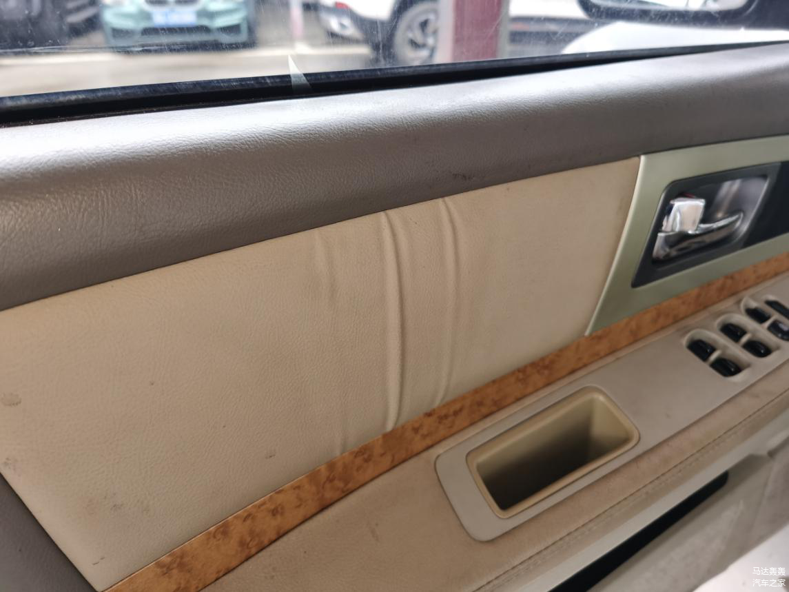 和很多老车一样，蓝鸟的门板也是真皮包裹，前后都有褶皱装饰。