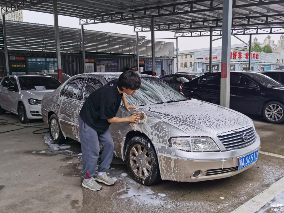 开回店里简单清洗一下，观察漆面情况。