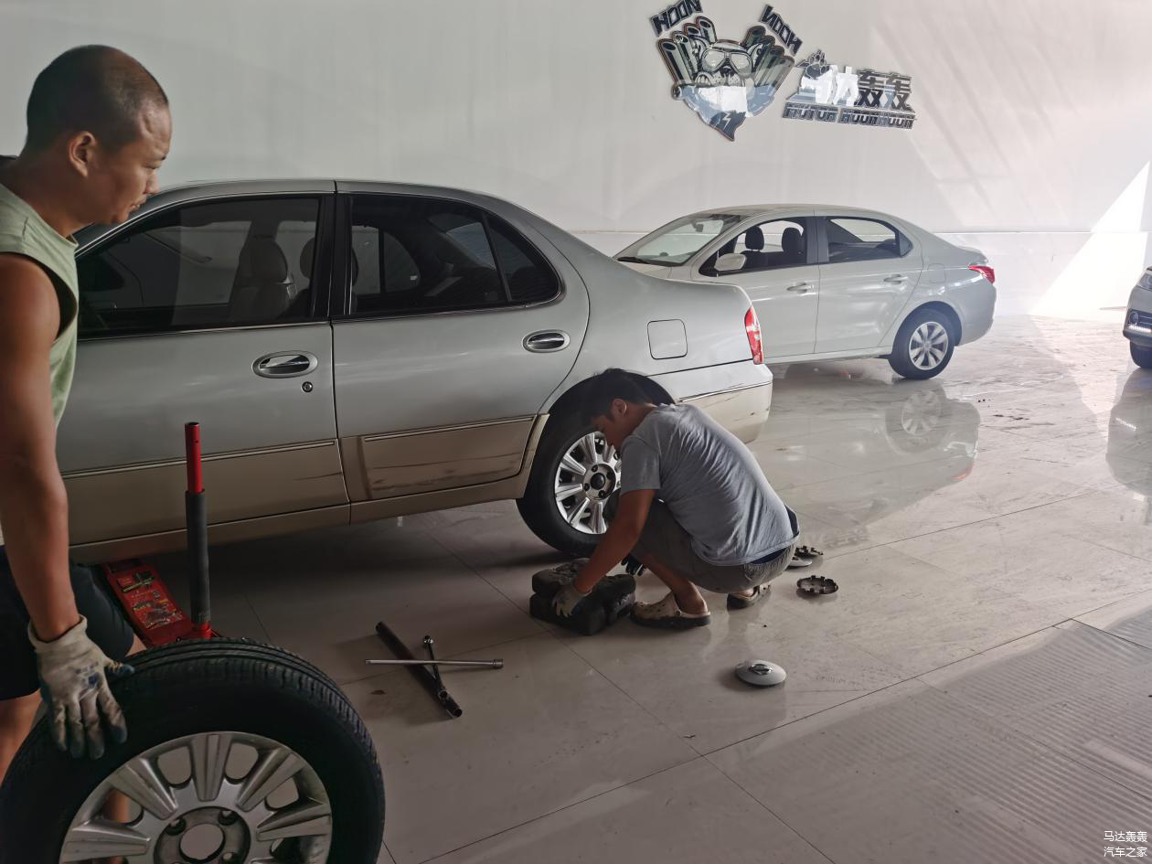 表面有细小的划痕，翻新一下。