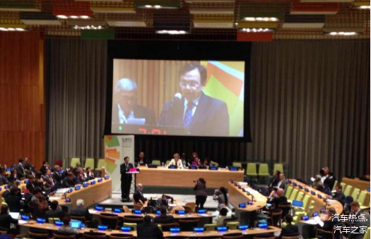 比亚迪董事长兼总裁王传福在峰会上发表演讲