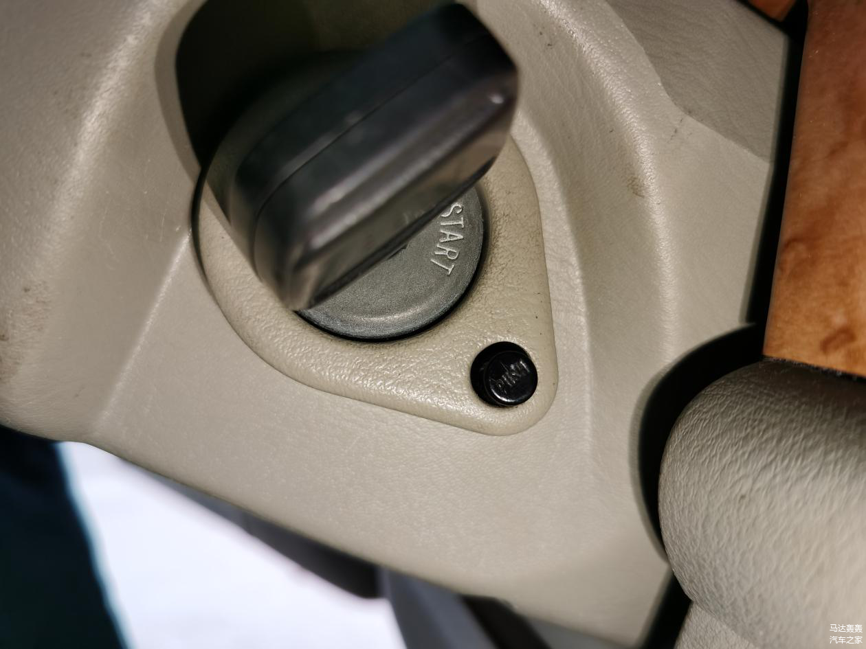 必须按到旁边的黑色按钮才行。
工程师的设计之初是什么，我也很纳闷。