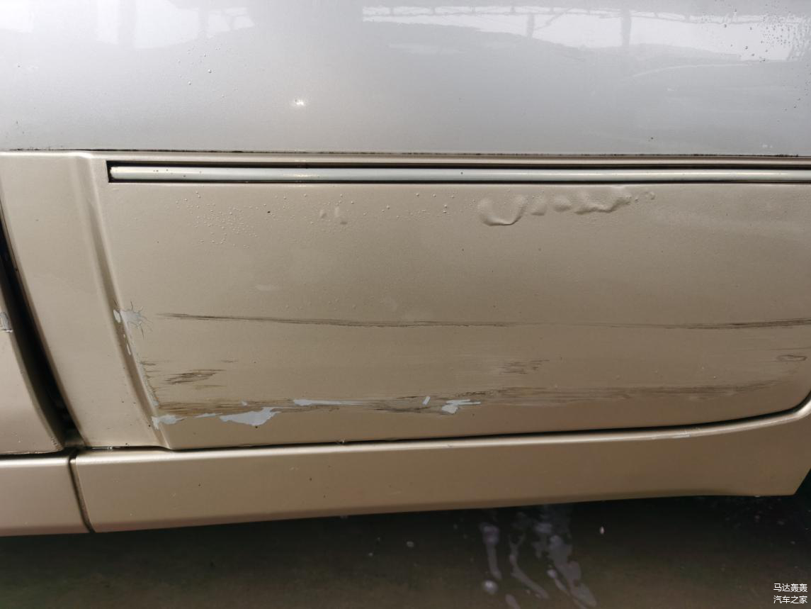 外侧也有很多小剐蹭，看样子全车漆是跑不掉了。