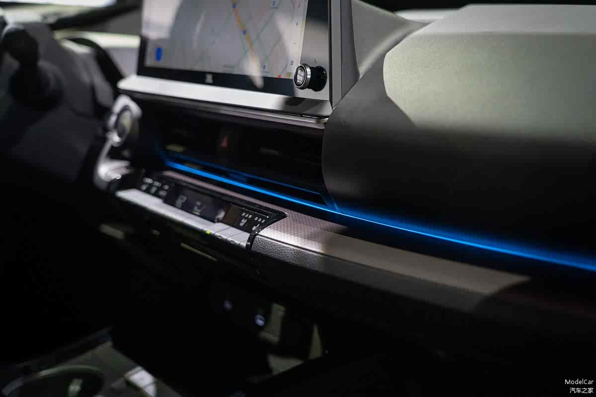 车内的氛围灯和按键造型