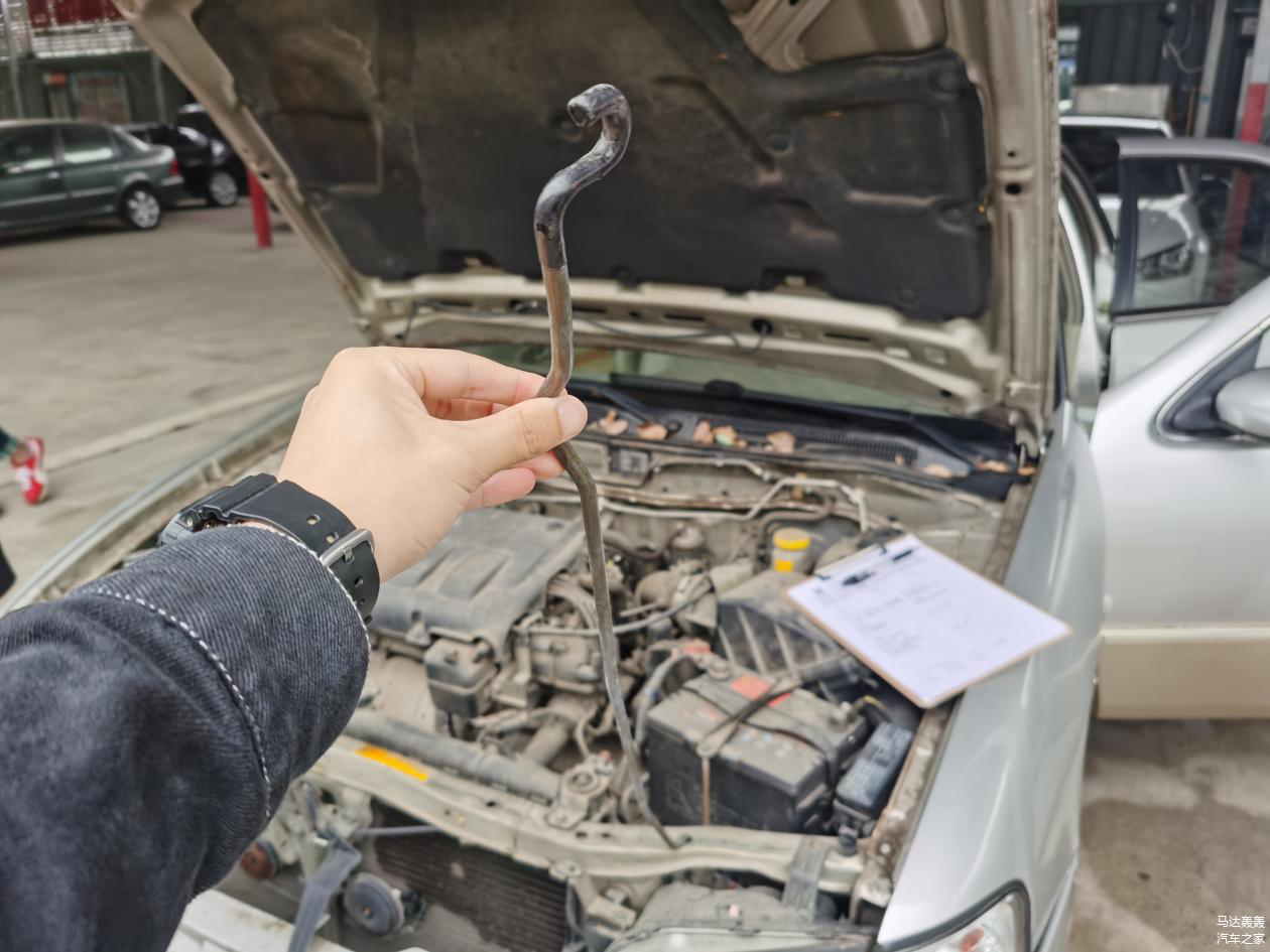 发动机的撑杆在后备箱找到的..........
原来是底端的卡扣掉了。