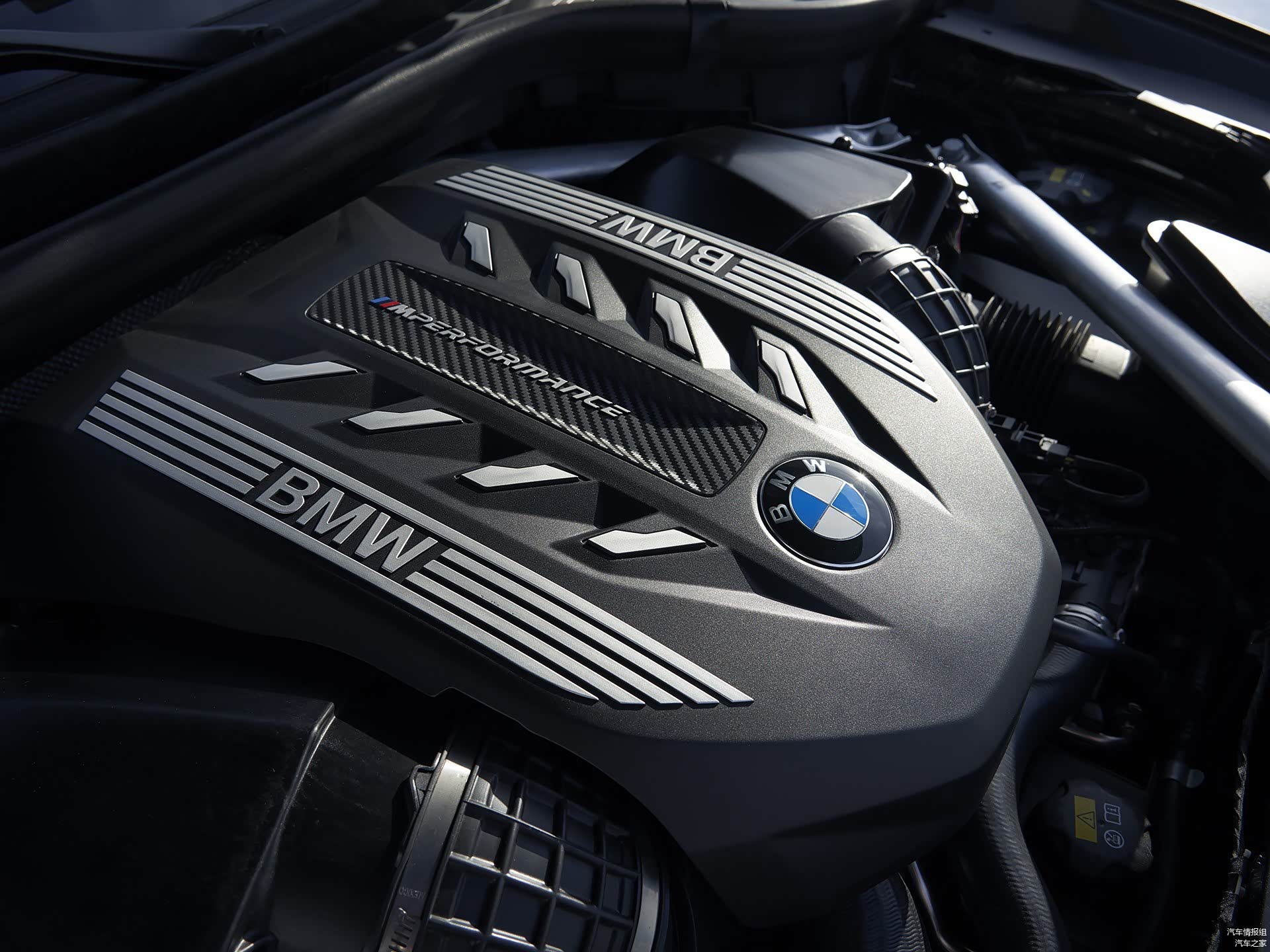 4.4T V8双涡轮增压发动机