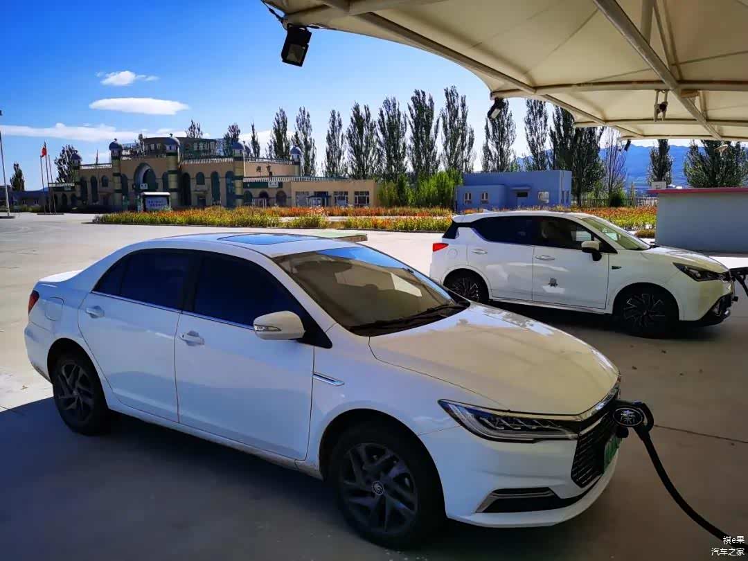 空无一人的景家山服务区，一起充电的还有一辆“秦”。