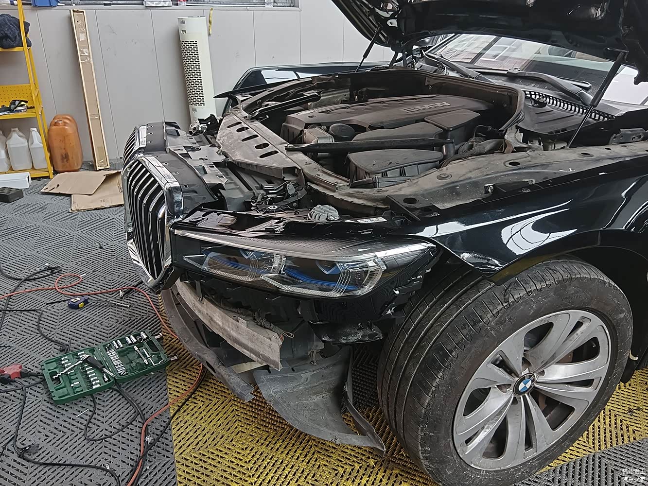 新的隔音材料装好以后，开始装外观