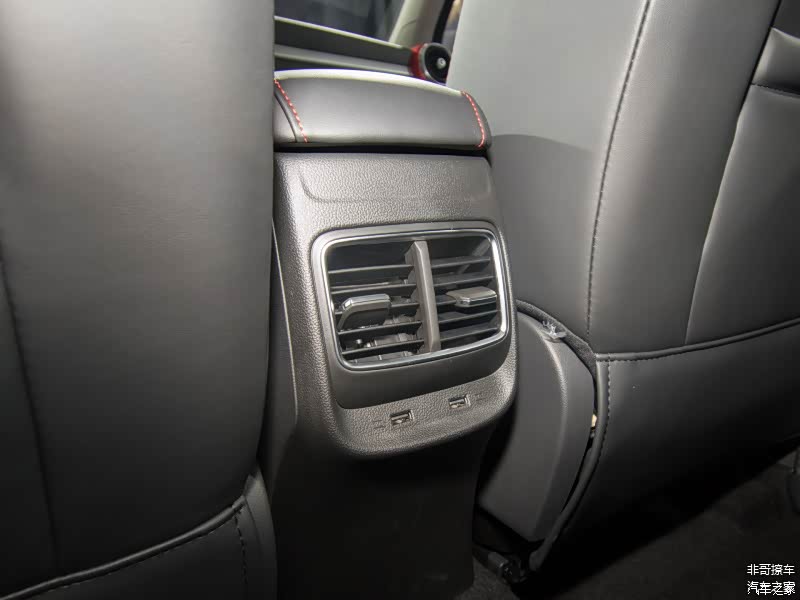 新ZS对车内乘员的照顾非常周到，不会厚此薄彼