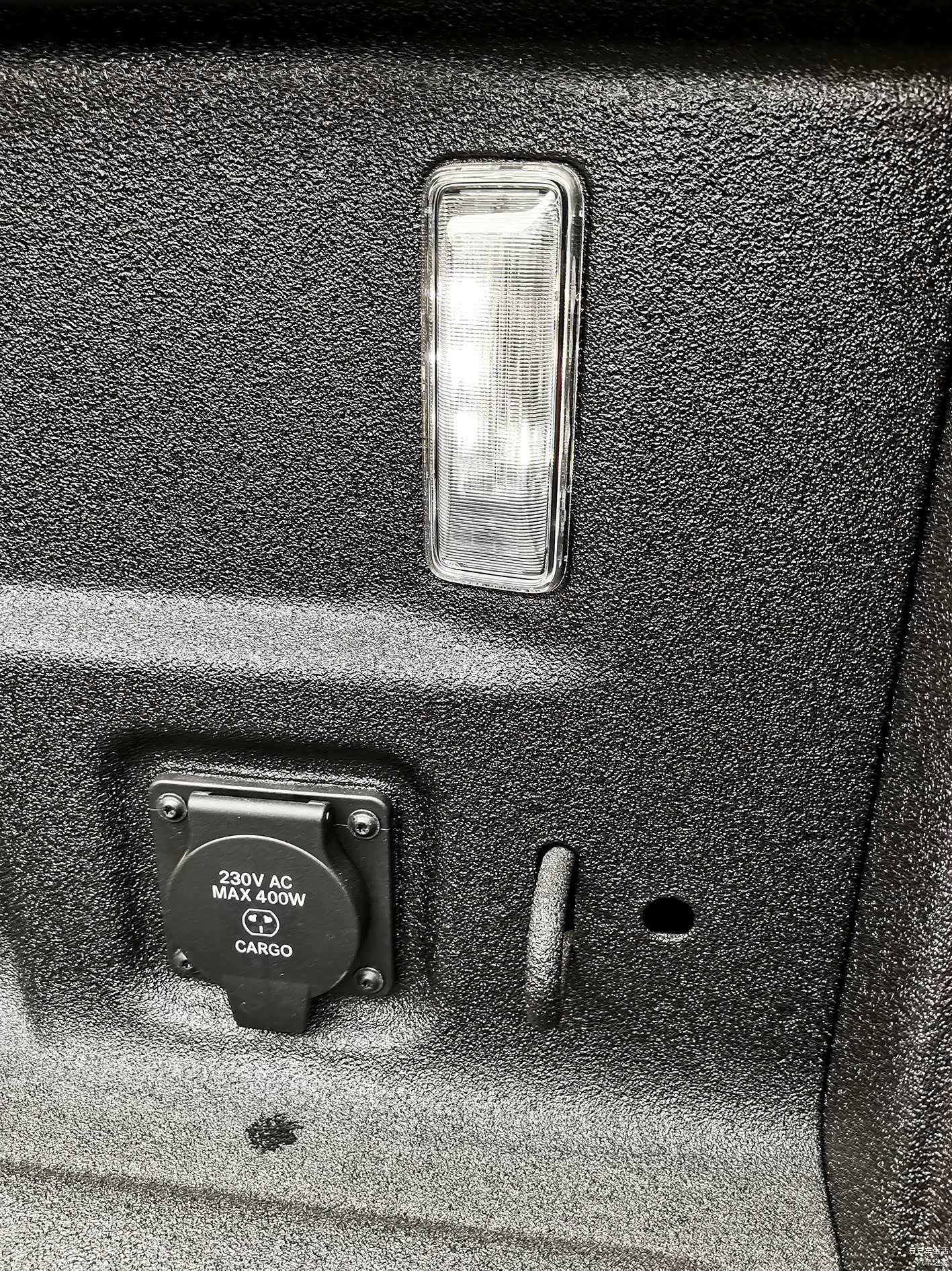 角斗士车斗内的230V的电源接口，可以接家用电器的3接口。