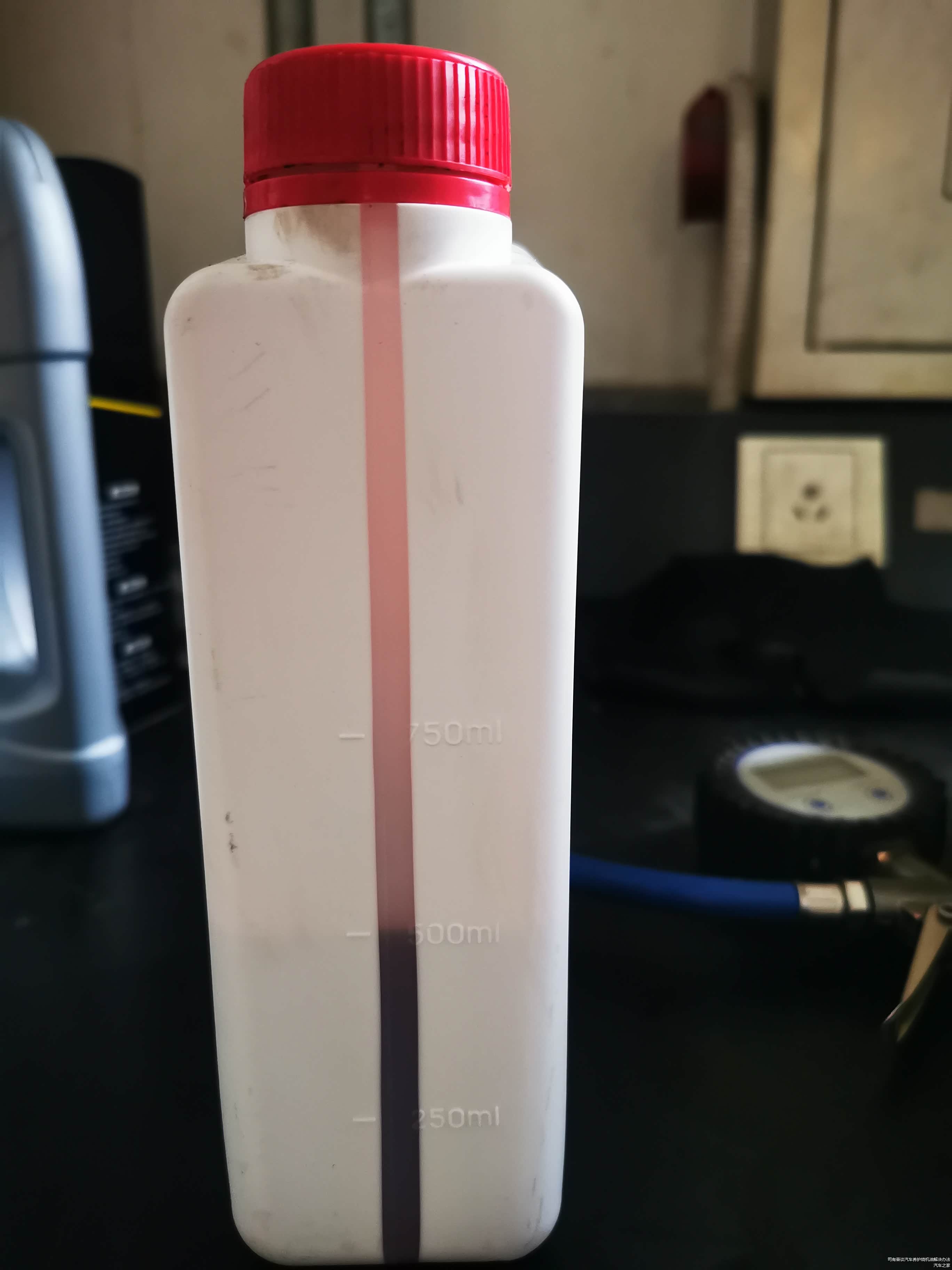 原厂的变速箱油是深红色。