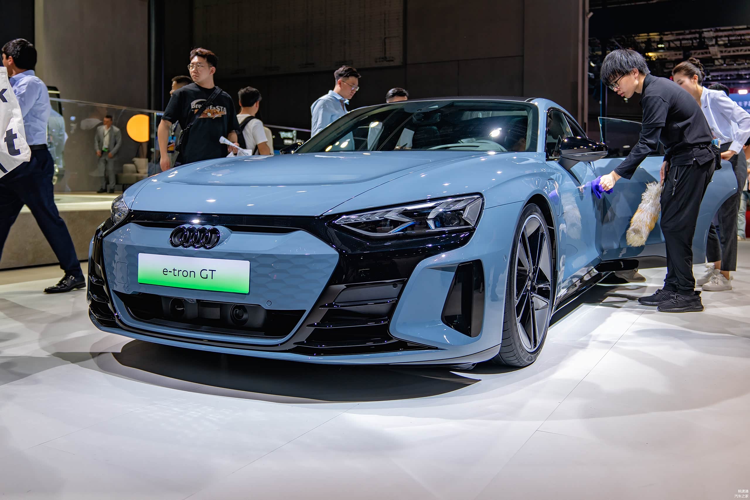 一汽奥迪展出的e-tron GT轿跑车是Premium Platform Electric平台首款车