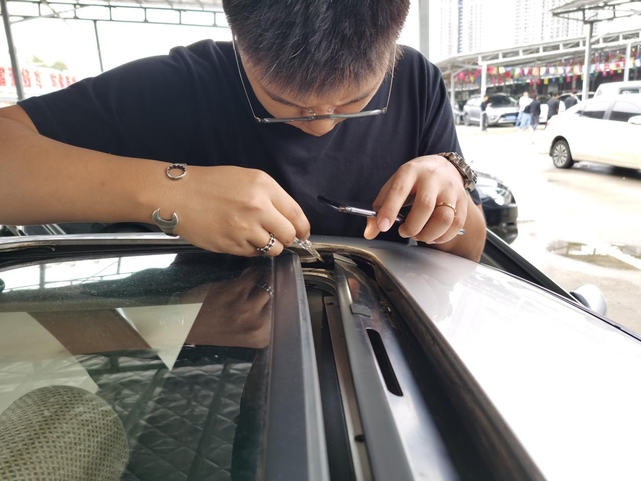 先用细小的铁棍去疏通排水孔，找到排水孔的位置。