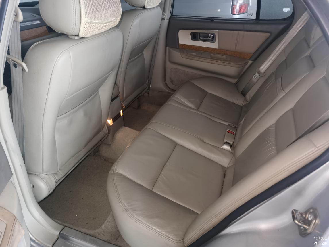 后排的空间很大，蓝鸟的轴距有2620mm从数据上分析并不大，但是实际乘坐我觉得这个空间容量非常富裕。