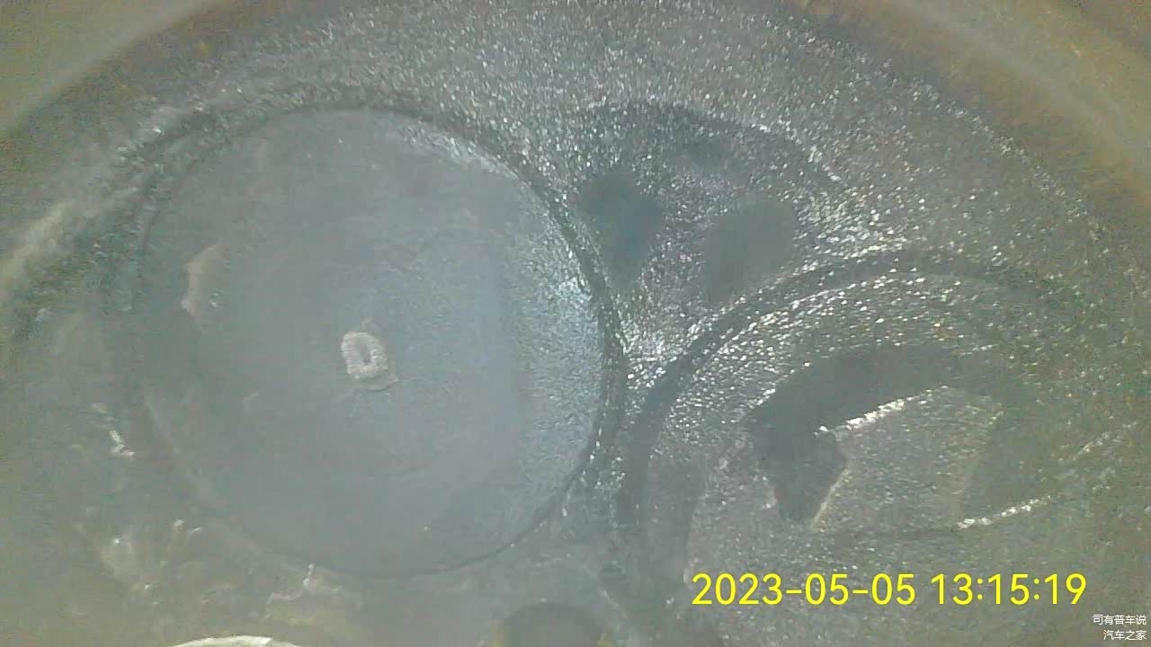 进排气门周边也是油腻腻的