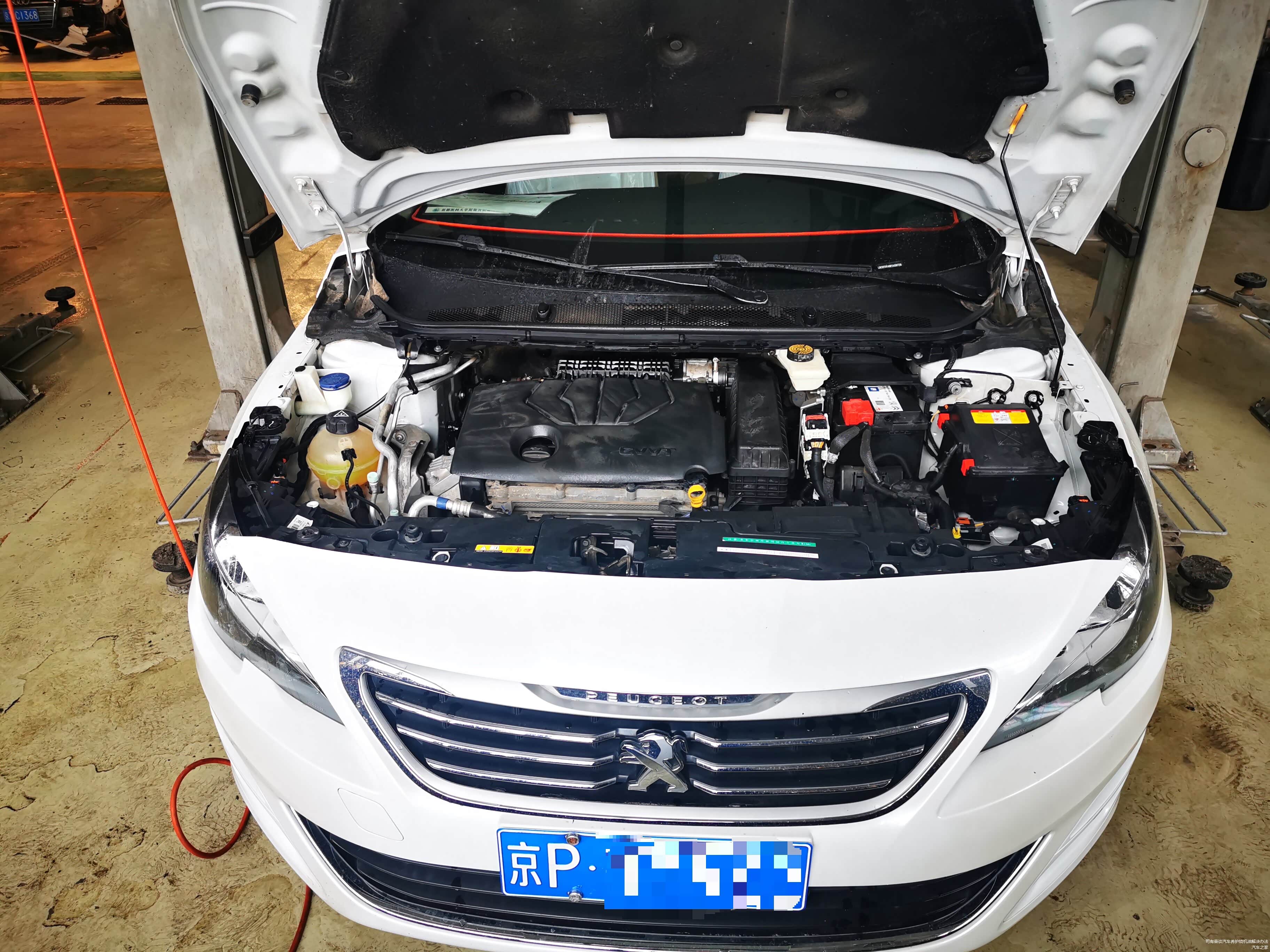 清洗后的发动机舱焕然一新。