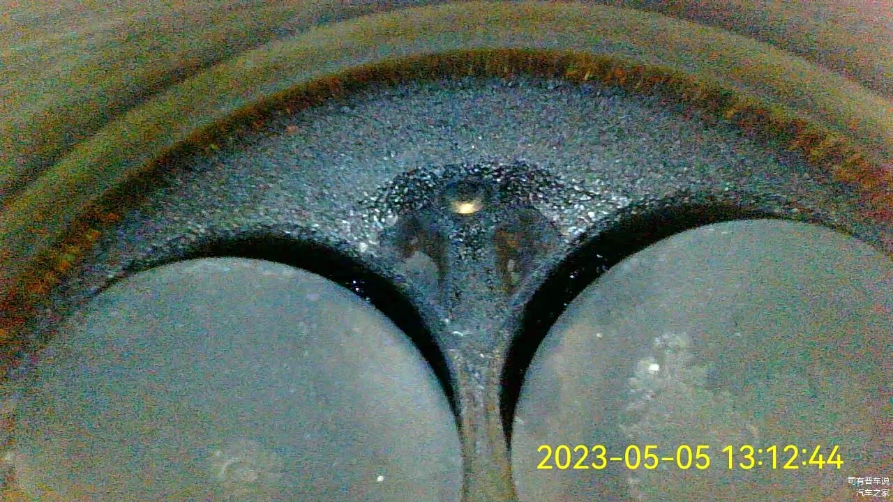 隐约可以看见喷油嘴金属本色