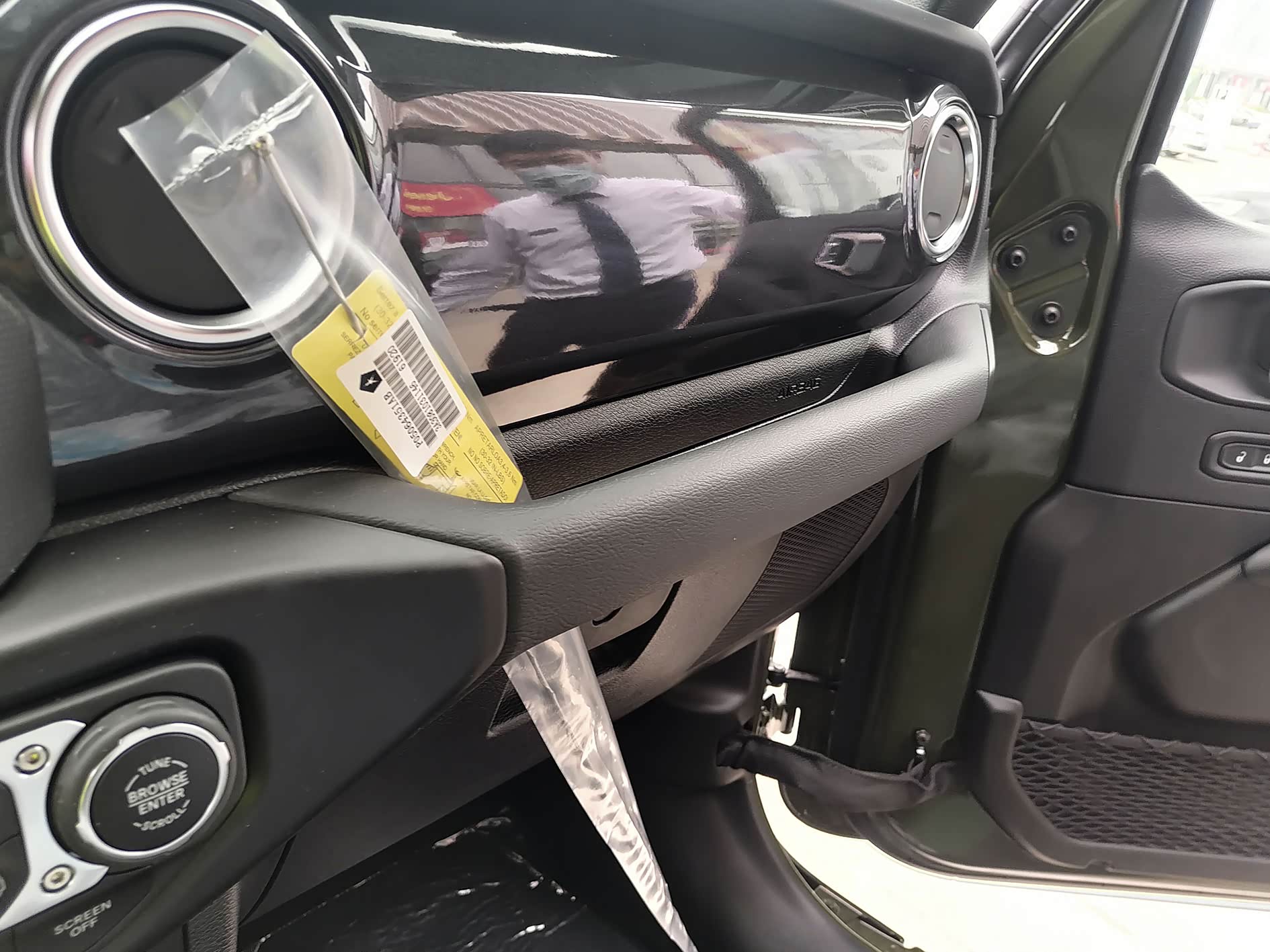 副驾驶前面的扶手。