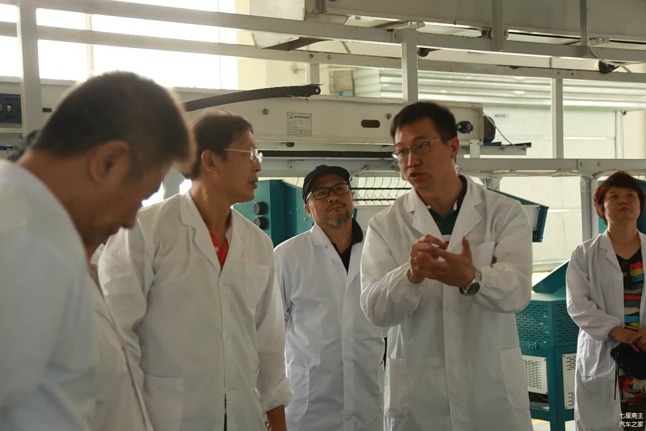 雷山云尖茶叶有限公司董事长姜浩在工厂向考察组介绍情况  陈杨 摄影