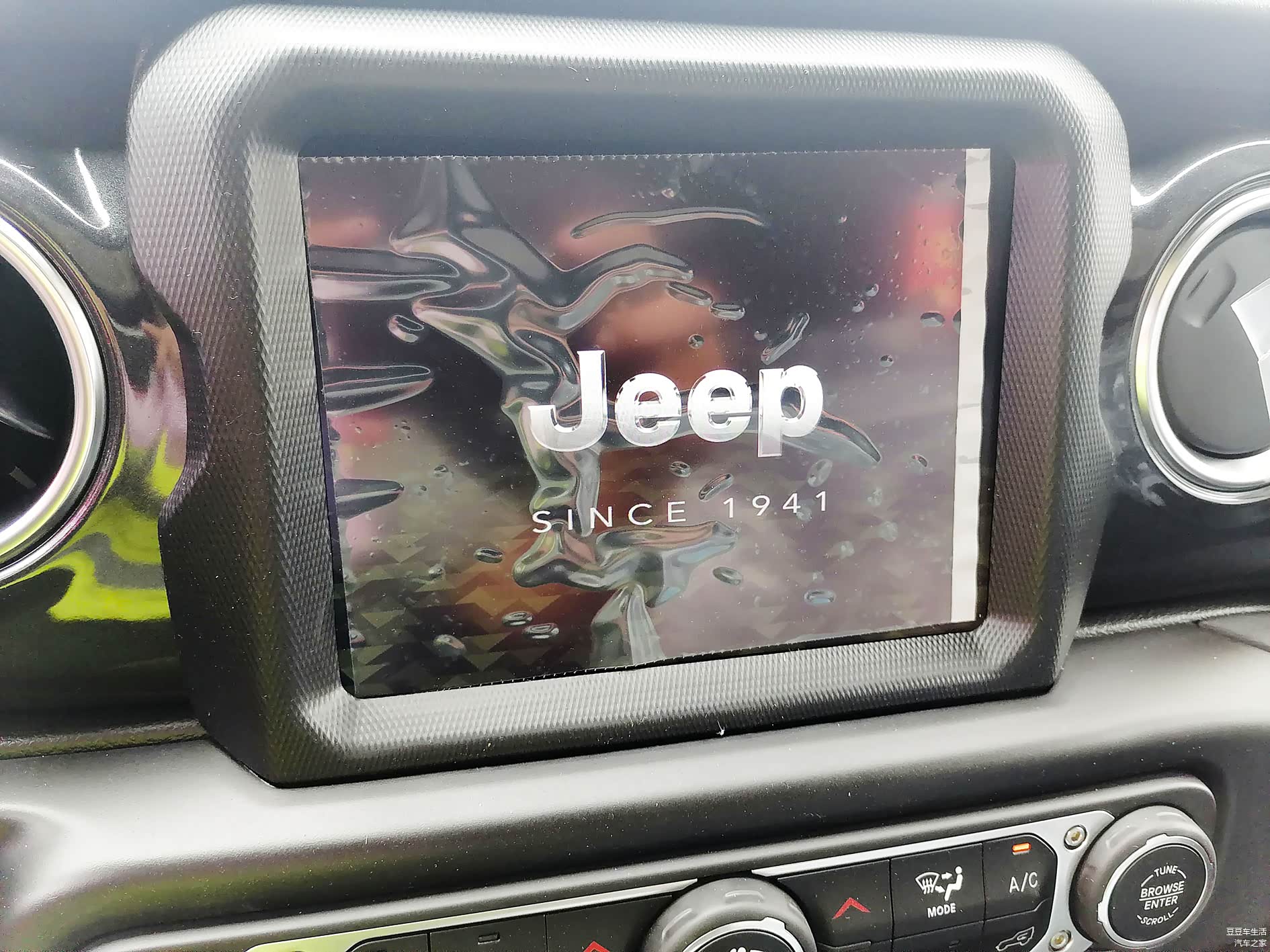 8.4寸的中控屏幕，开机画面致敬1941年开始的历史