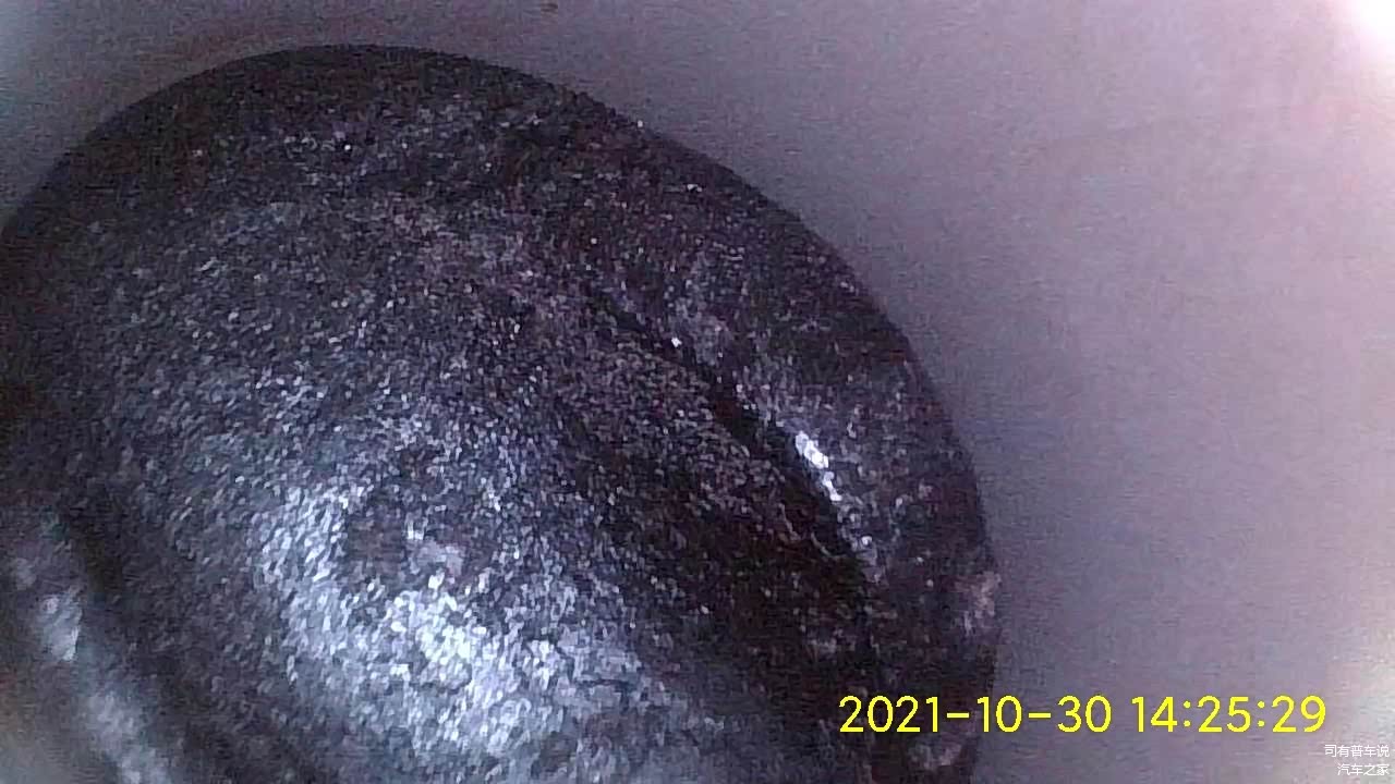 修复前内窥镜看了活塞顶，确实很厚的积碳，黑又亮，修理厂说活塞环卡滞导致的烧机油应该是对的