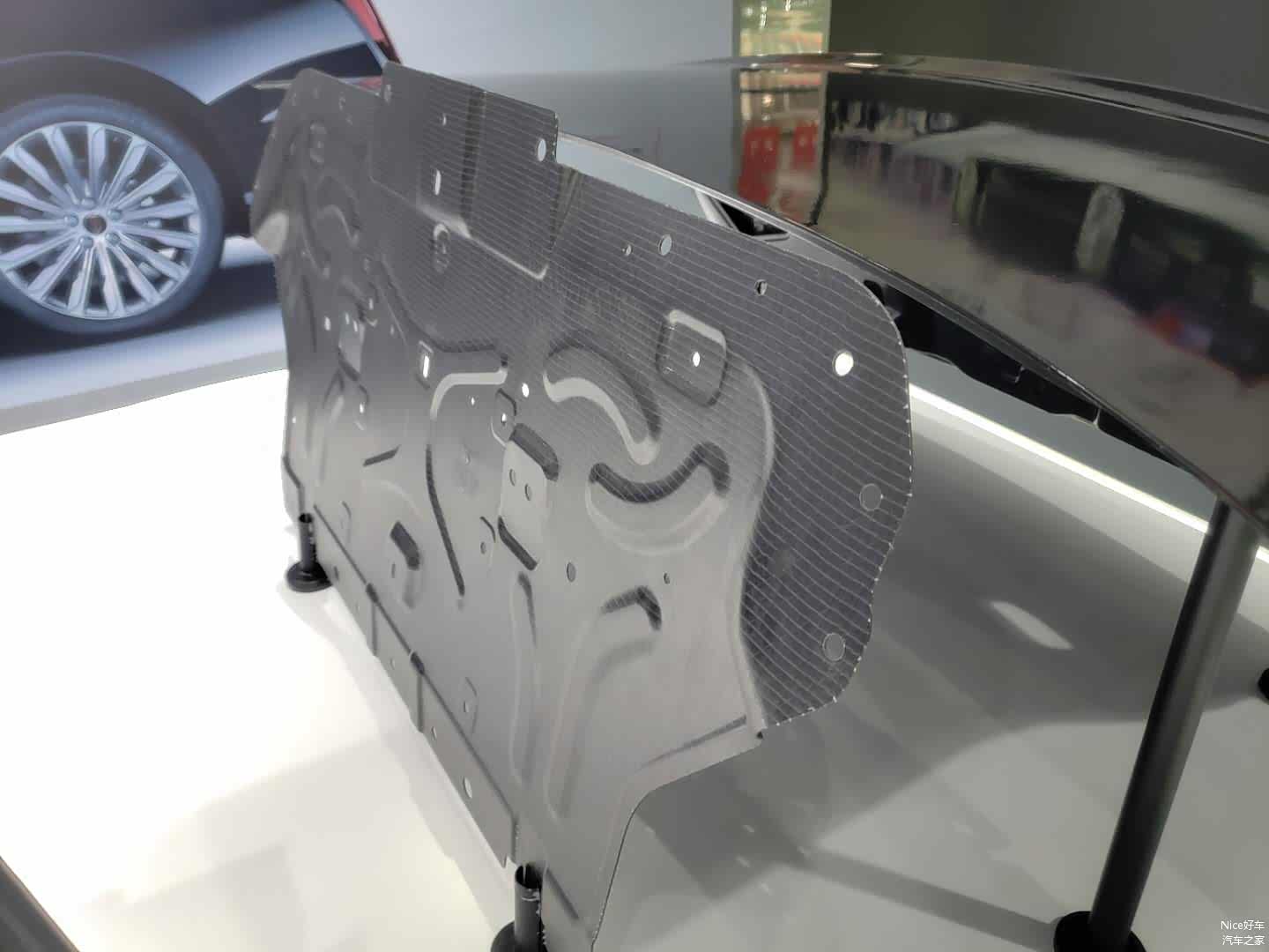 H9上使用了碳纤维材质的后车身增强件