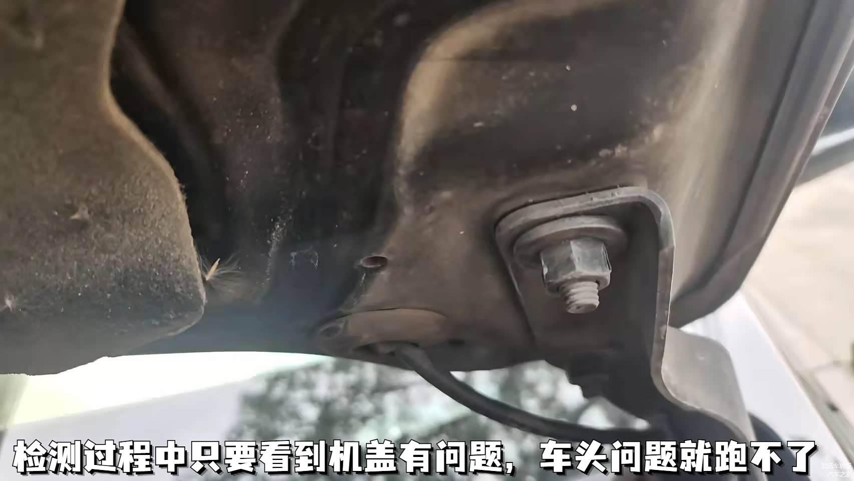 SUV车身高度本来就有优势，如果机盖已经到了不可修复的程度，说明受损程度肯定不小