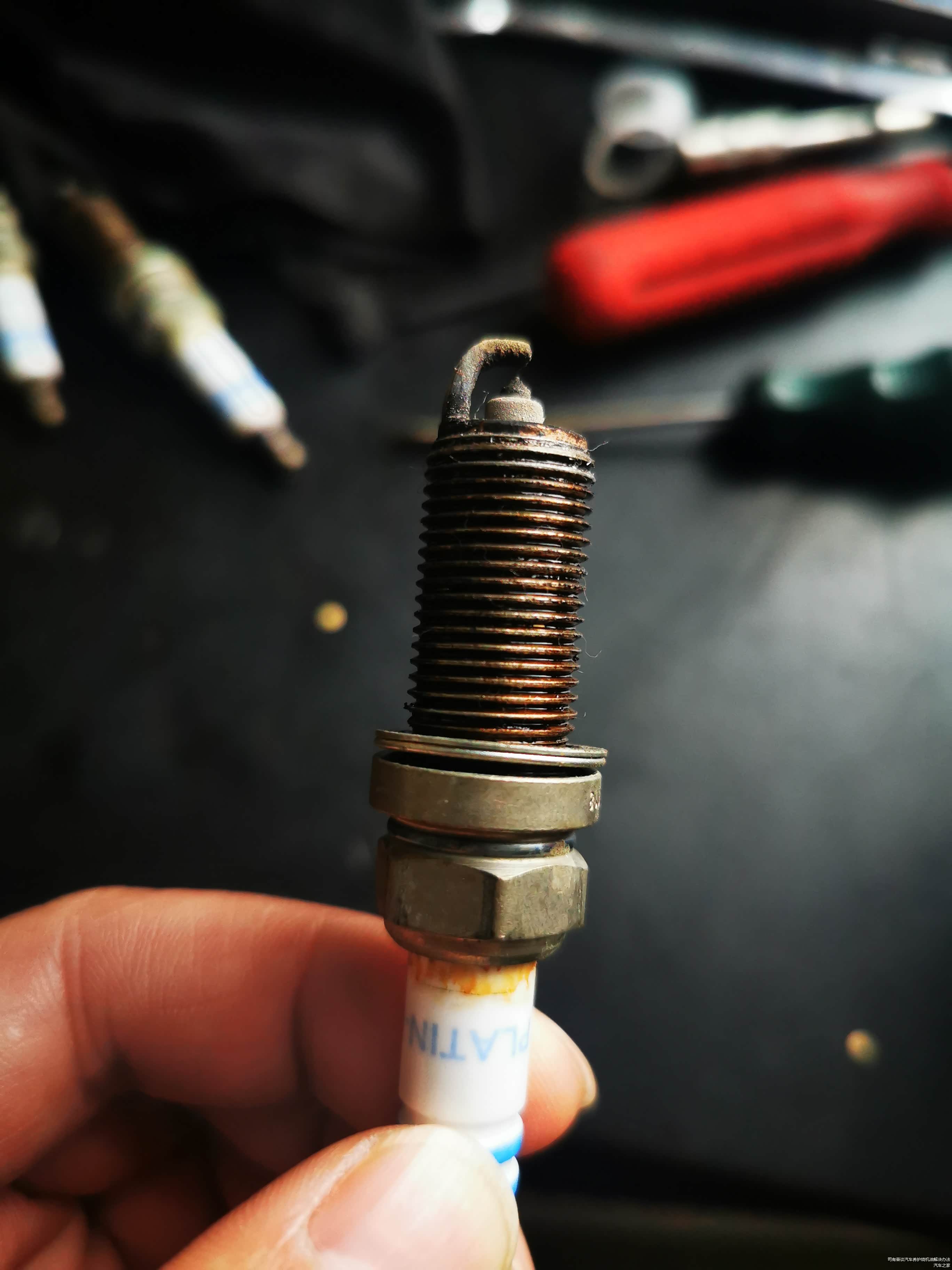 其中一支火花塞特写，电极还算完好。