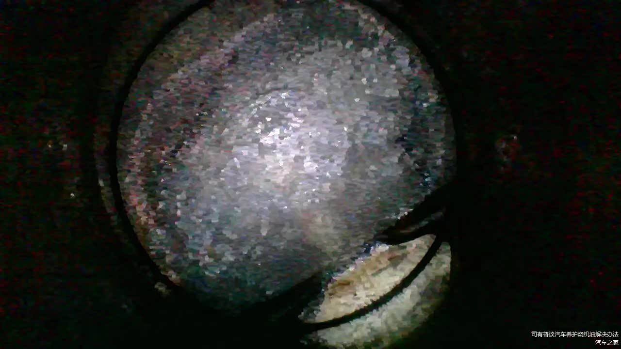 内窥镜检查燃烧室，只有薄薄一层积碳。