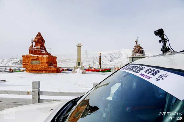 ▲昆仑山口的索南达杰雕像，巍峨屹立