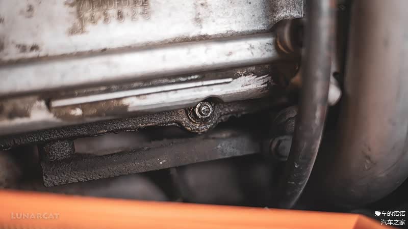 (图：气门室盖垫失效导致的渗油，已经堆出了厚厚一层油泥)