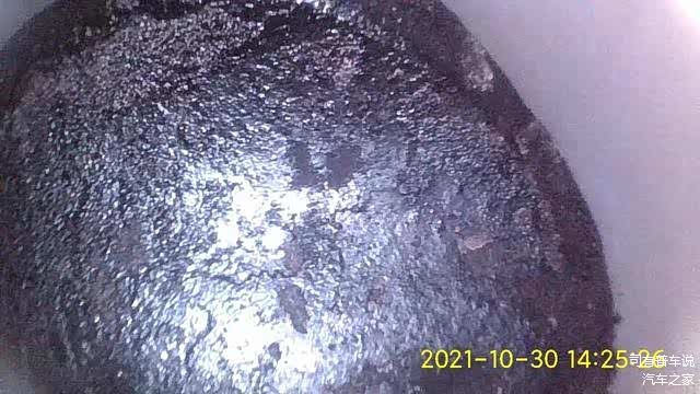 活塞的积碳确实很厚，这是2缸，积碳很厚实，黑亮黑亮的