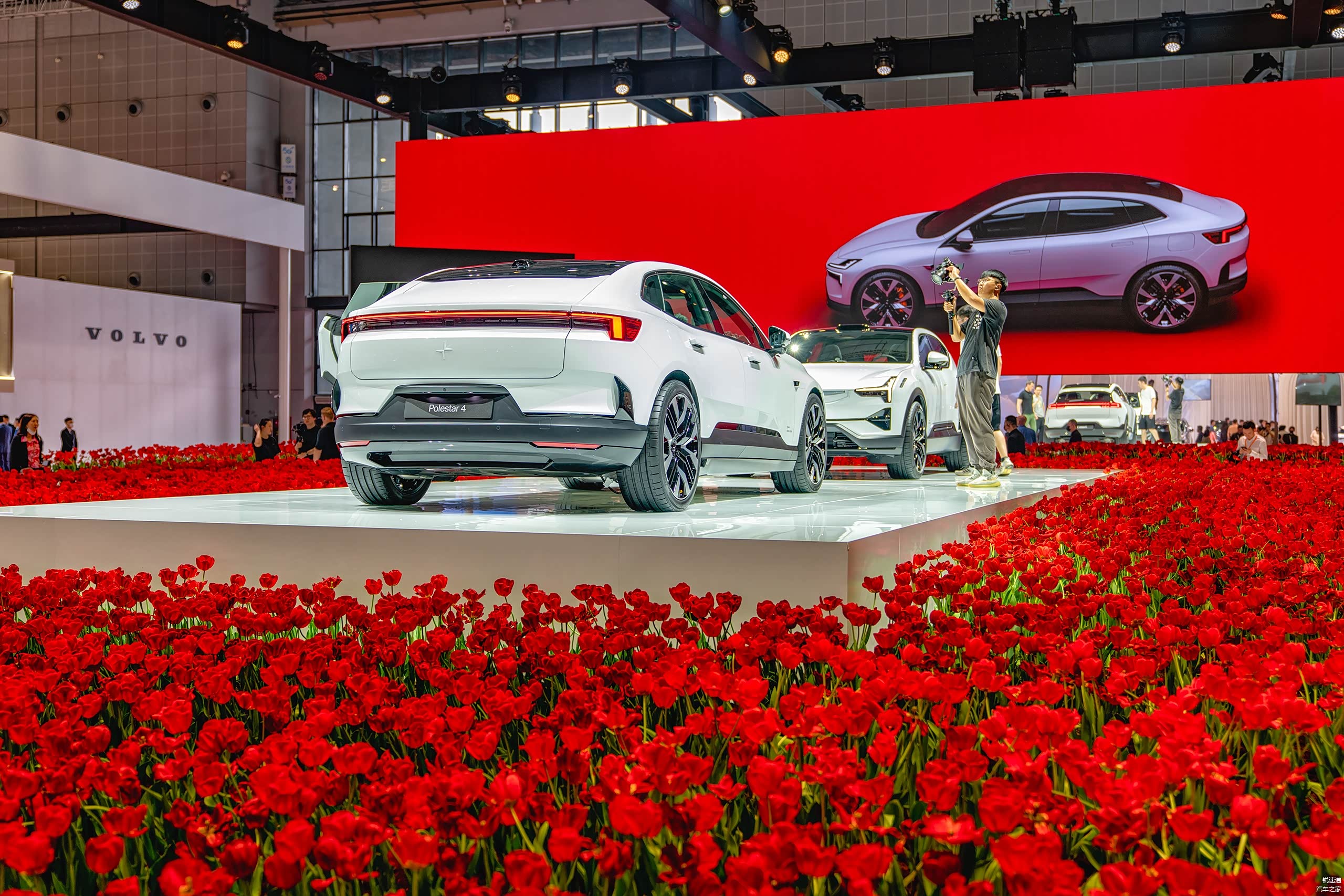 极星用郁金香打造了本届车展最美展台，并全球首发Polestar4车型、Polestar3也重点亮相