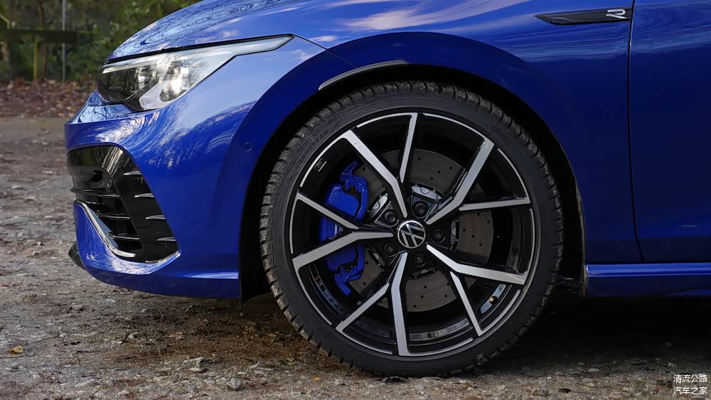 高尔夫8R的刹车已经升到双活塞卡钳+357mm双材料打孔盘的设计