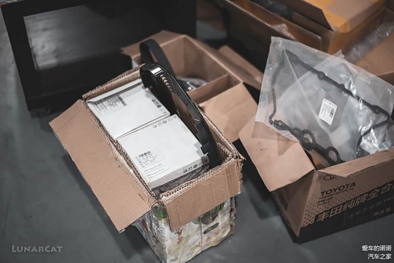 (图：车主采购的气门室盖垫、发动机皮带等附件)