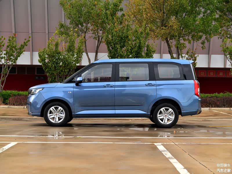 宏光PLUS车长4720、宽和高都超1800，轴距达2800，接近传统面包车了，而起步只需要6万+