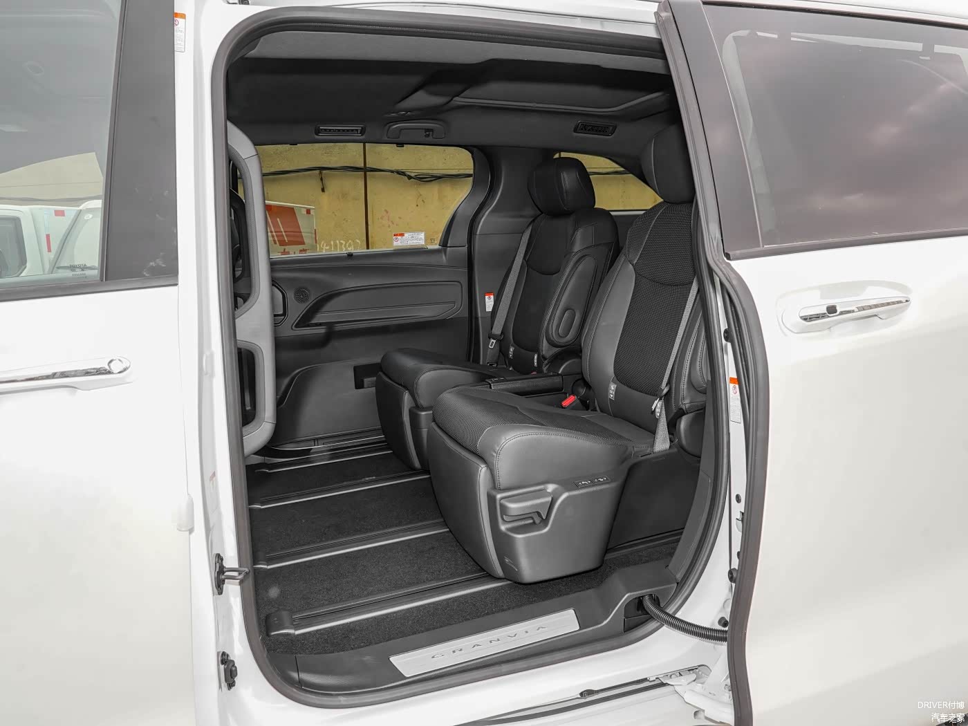 高配车型第二排座椅支持电动调节