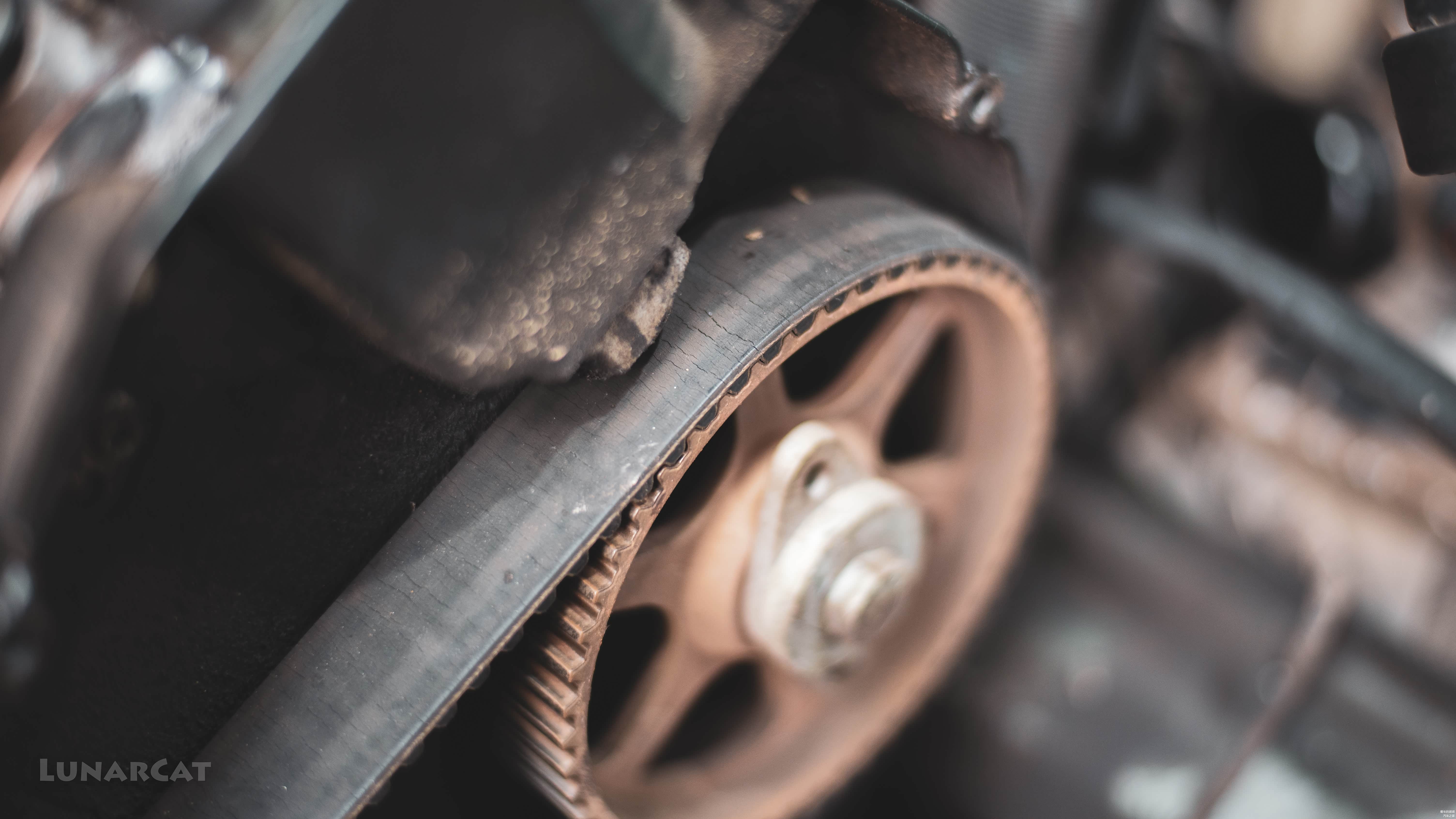 (图：发动机皮带出现明显裂纹)