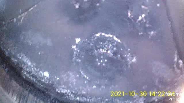 这是喷油嘴，因为修理厂的内窥镜旋转的问题，拍摄的不是太清楚，但是还是可以看到喷油嘴被积碳堵塞了