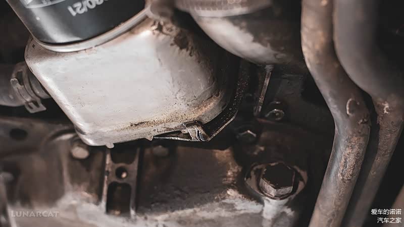 (图：机滤底座旁的油滴)