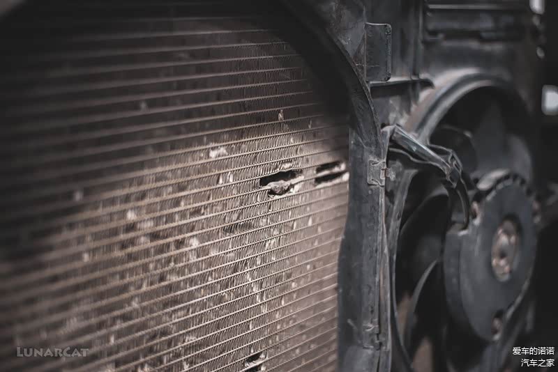 (图：水箱也是千疮百孔)