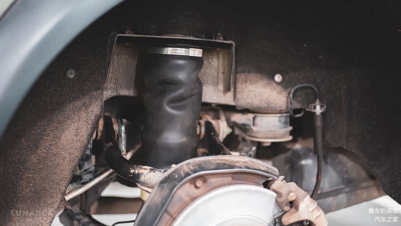 (图：本来只用更换右后空减，但车主索性把全车的都更换一遍)