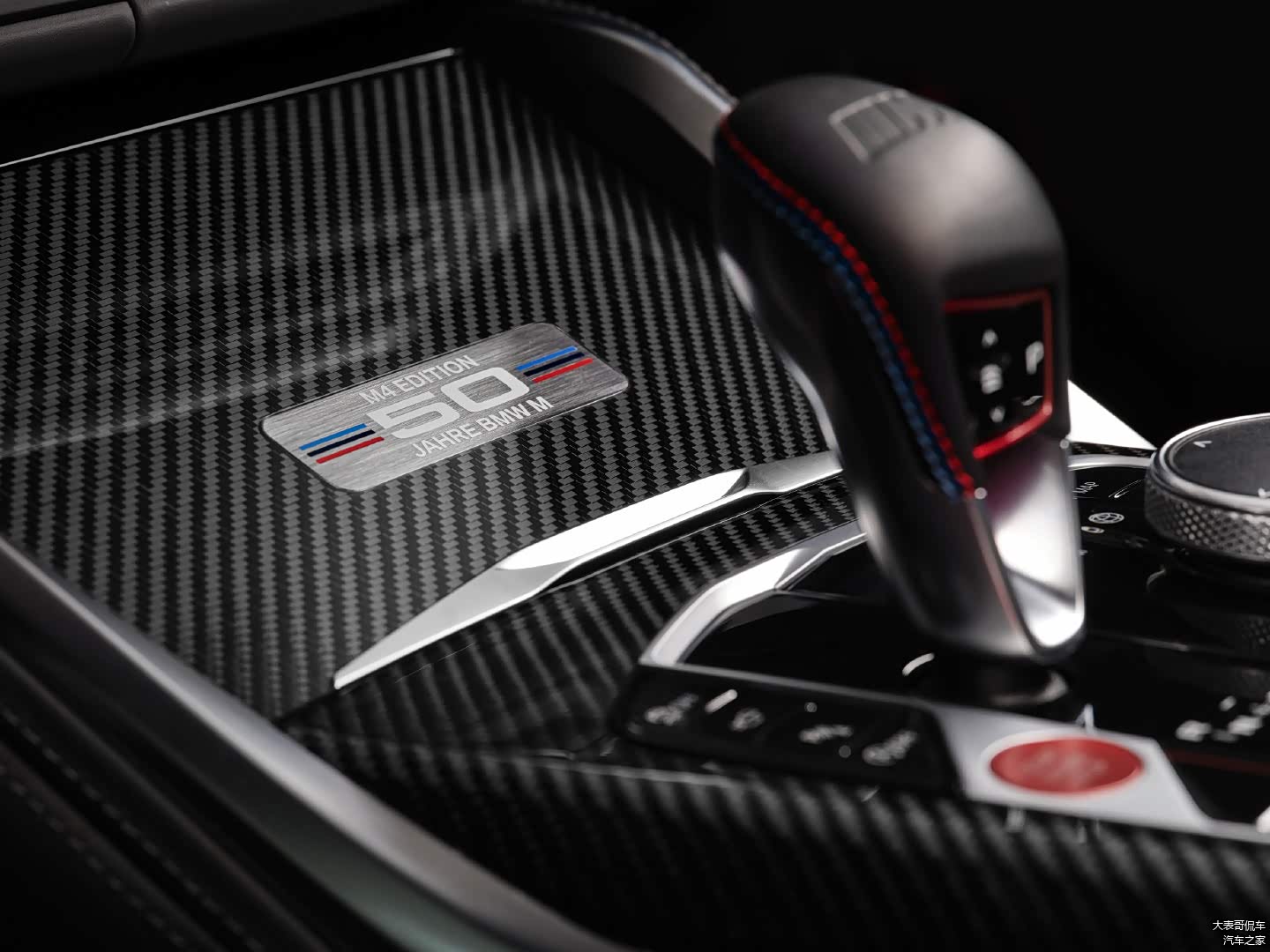 内饰基本上覆盖的都是碳纤维