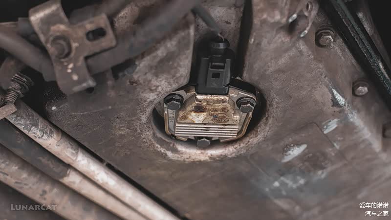 (图：机油液位传感器上的油滴)